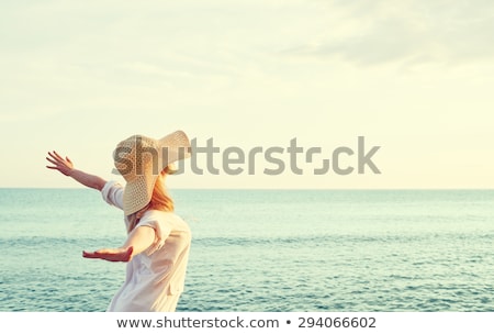 Foto d'archivio: Beautiful Woman Enjoying Summer Over Beach