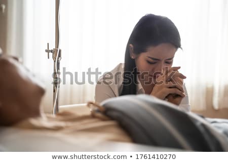 Foto d'archivio: Husband Looking After Wife In Hospital