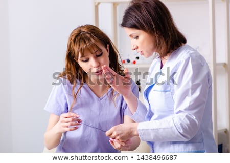 Foto stock: The Female Doctor Checking Patients Joint Flexibility With Goniometer