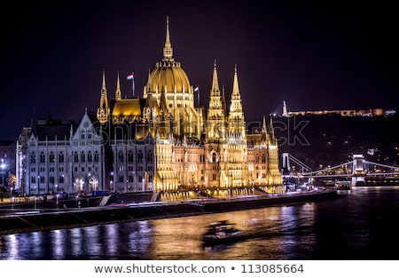 Foto stock: Hungarian Parliament Building As Seen From Margit Hid At Night