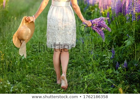 Foto stock: Girl In A Weeding Dress In A Park