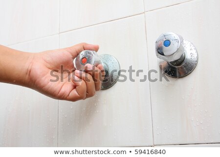 Water From Shower Drops On Palm Foto stock © sydeen