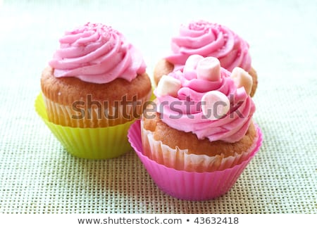 Foto stock: Upcakes · pequenos · de · baunilha · com · cobertura · de · morango · e · marshmallows