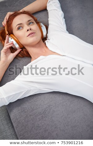 Foto stock: Pretty Blonde Woman With Gramophone