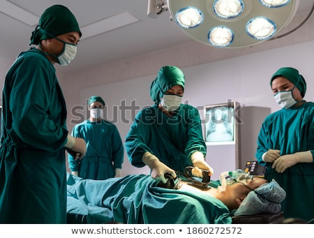 Asistent medical care folosește masca de resuscitare Imagine de stoc © vichie81