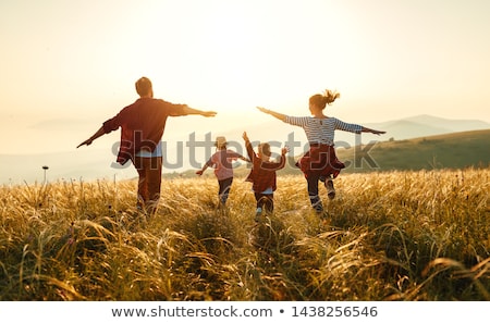 Foto d'archivio: Happy Family Mother Father And Child Daughter On Nature On Sunset