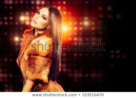 Foto stock: Oda · Modelo · Menina · Em · Pele · No · Fundo · Escuro