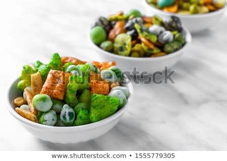 Foto stock: Bowl Of Wasabi Crackers