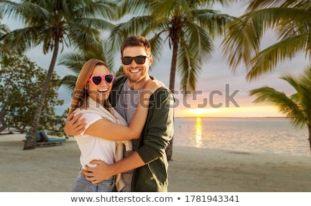 Foto d'archivio: Happy Couple In Sunglasses Over Tropical Beach