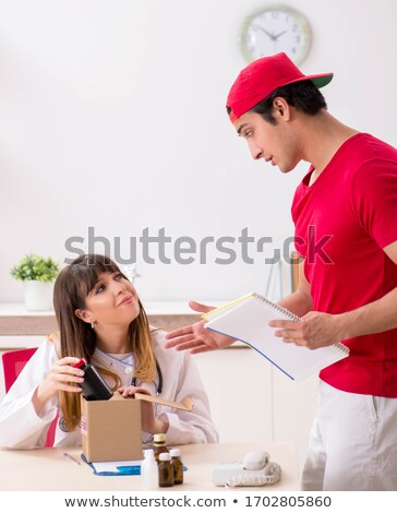 Foto stock: Courier Delivering Urgent Parcel To The Hospital