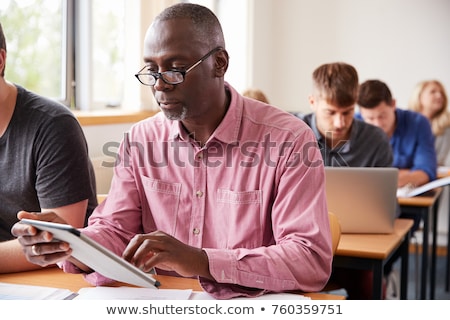 Foto d'archivio: Mature Students Using Computers In A Classroom
