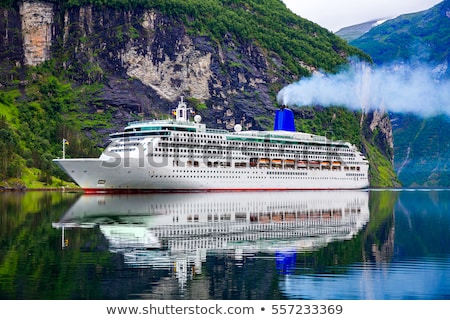 Foto stock: Cruise Liners On Hardanger Fjorden