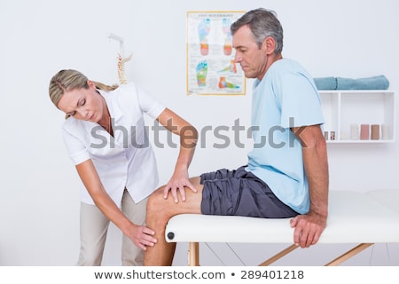 Foto d'archivio: Doctor Examining Her Patient In Medical Office