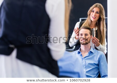 Haircutter Cutting Hair Shot In Mirror Foto stock © Kzenon