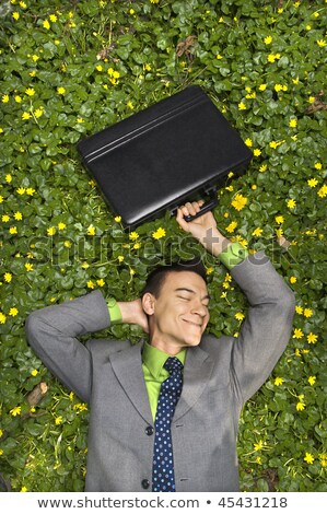Om de afaceri întins în petic de flori Imagine de stoc © iofoto