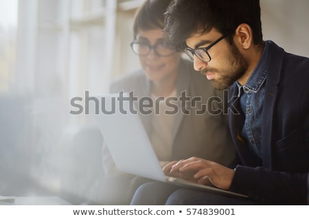 Doi oameni de afaceri din Orientul Mijlociu lângă un laptop Imagine de stoc © Pressmaster