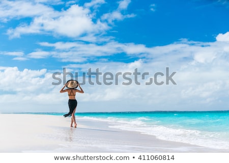 Gehende Bikinimädchen mit Sarong auf weißem Sand Stock foto © Maridav