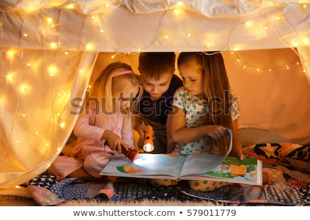 Foto stock: A Child Reads A Book For Christmas