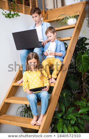 Stock foto: Ruppe · von · drei · Mädchen · mit · Laptop · zu · Hause