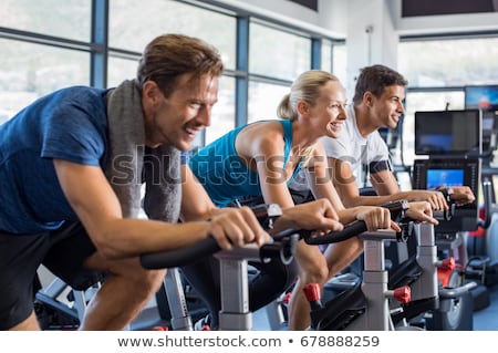 Foto d'archivio: Group Spinning At The Gym On Fitness Bikes