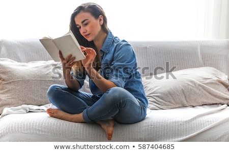 Foto stock: Girl Reading Book