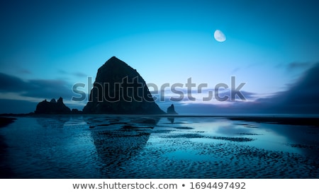 Foto stock: Sunset Over Haystack Rock On Cannon Beach
