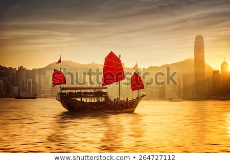 Foto stock: Sunset At Hong Kong With Traditional Cruise Sailboat