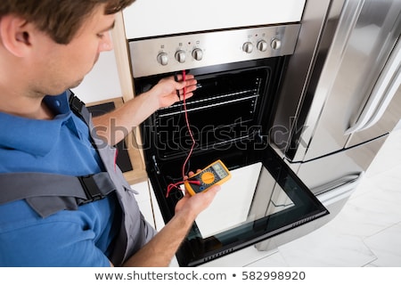 Foto d'archivio: Technician Repairing Oven