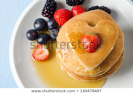 Foto stock: Heart Shaped Pancakes With Syrup And Strawberry