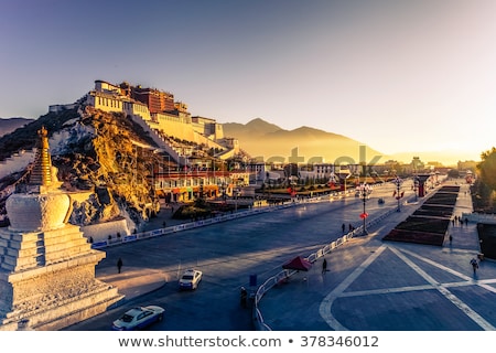 Stockfoto: White Stupa In Tibet