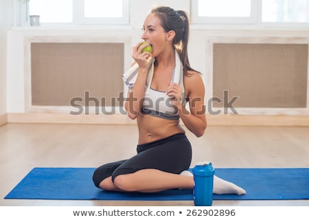 Foto stock: Sporty Woman Eating Green Apple