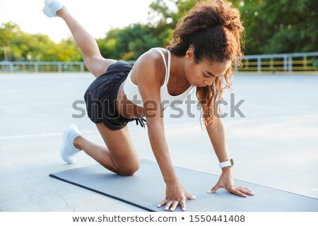 Foto d'archivio: Image Of African American Sportswoman Doing Exercise While Working Out