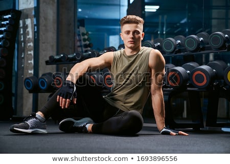 Foto d'archivio: Young Bodybuilder Posing In Front Of The Camera