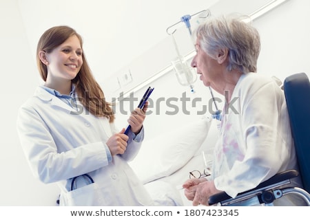 Foto stock: Doctor And Patient During Check Up For Injury In Hospital