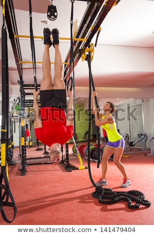 Foto stock: Crossfit Dip Ring Man Workout At Gym