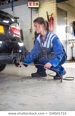 Zdjęcia stock: Mechanic Checking Diesel Exhaust Emission Rates