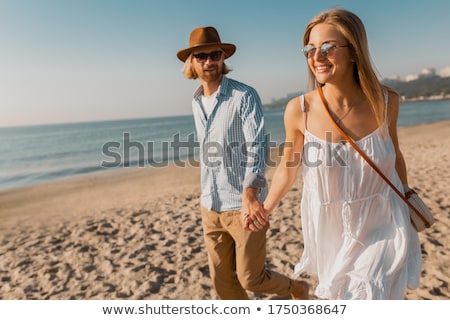 Foto stock: Tractiva · pareja · joven · con · gafas · de · sol