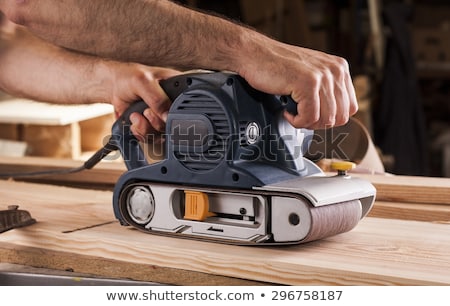 Foto stock: Lose · de · um · carpinteiro · trabalhando · com · uma · lixadeira · elétrica · de · madeira