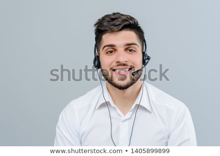 Foto stock: Ovem · empresária · com · fone · de · ouvido · no · estúdio · de · fundo · branco