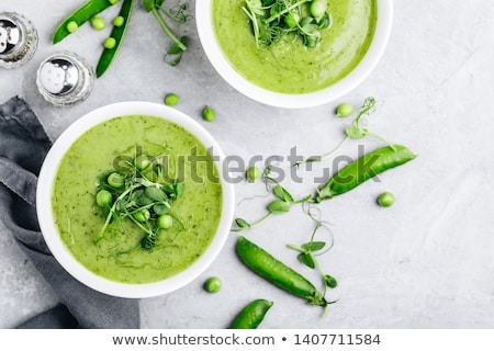 Foto d'archivio: Pea Soup With Croutons