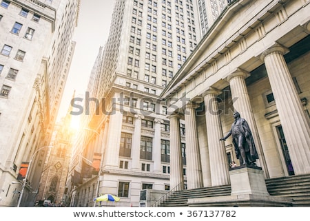 Foto d'archivio: Federal Hall National Memorial On Wall Street In New York