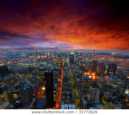 Stock foto: Ramatischer · Himmel · über · den · Straßen · der · Stadt