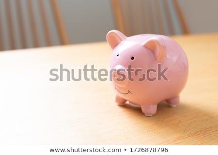 Foto stock: Piggy Bank And Japanese Yen
