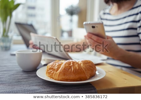 Stockfoto: Ntbijt · In · Moderne · Keuken · Met · Croissants · En · Koffie
