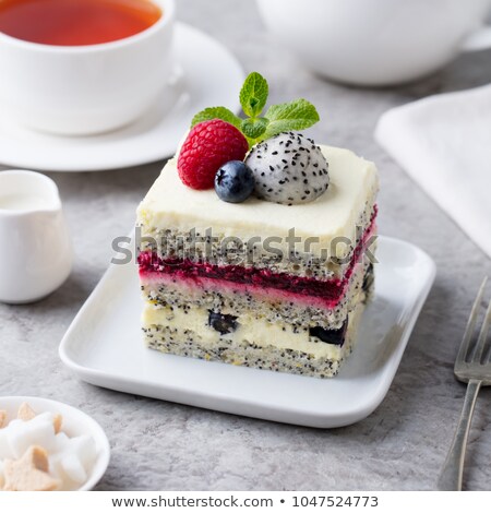 Foto stock: White Plate With Red Poppies