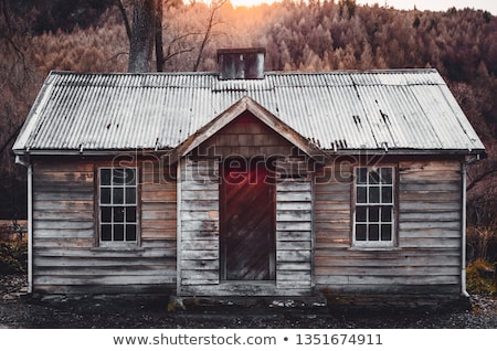 Foto d'archivio: Abandoned Vintage Cabin