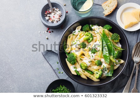 Stockfoto: Pasta With Green Vegetables And Creamy Sauce In Black Bowl Top View