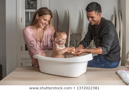 Foto stock: ãe · dando · banho · bebê · em · casa