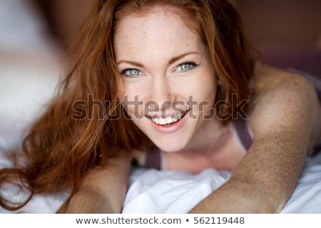 Foto stock: Morning In Bed A Young Charming Red Haired Woman With Freckles Lying In Bed Hugging Pillow Smilin