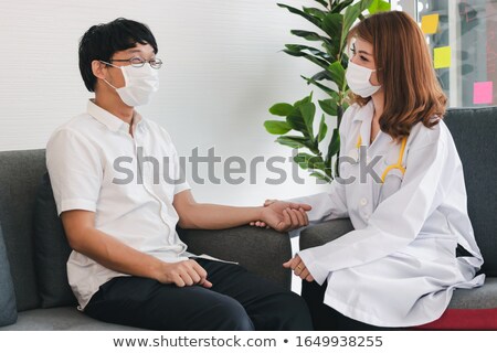 Stockfoto: Giving First Aid